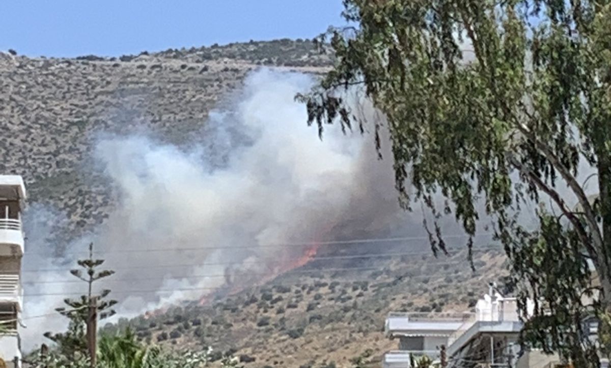 Φωτιά τώρα στη Γλυφάδα: Ξεκίνησε από υποσταθμό του ΔΕΔΔΗΕ σύμφωνα με το δήμαρχο [vid, pics]