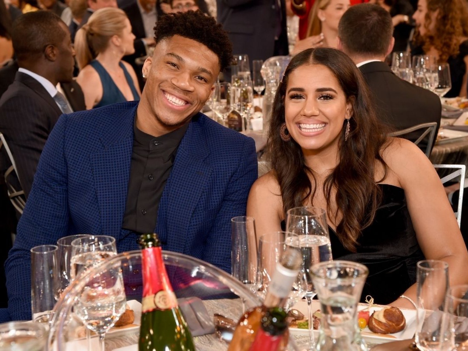 Giannis Antetokounmpo: In Mykonos with his family and his brother