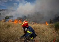 Φωτιά στη Γλυφάδα: Στο νοσοκομείο πυροσβέστης με αναπνευστικά προβλήματα