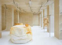Η νέα boutique των Acne Studios είναι ο ορισμός της της παραδοσιακής παριζιάνικης αρχιτεκτονικής Η νέα boutique των Acne Studios είναι ο ορισμός της της παραδοσιακής παριζιάνικης αρχιτεκτονικής