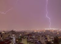 Πυρκαγιές: Σε κεραυνούς αποδίδονται πυρκαγιές που είναι σε εξέλιξη σε Αγίους Θεοδώρους και Λουτράκι