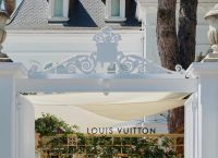 Εγκαίνια για το νέο εστιατόριο του Louis Vuitton στο κομψό Saint-Tropez Εγκαίνια για το νέο εστιατόριο του Louis Vuitton στο κομψό Saint-Tropez