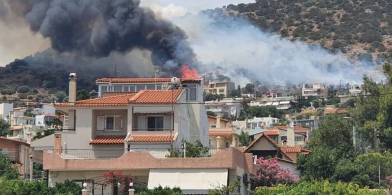 Φωτιά τώρα: Μεγάλη πυρκαγιά στη Λούτσα