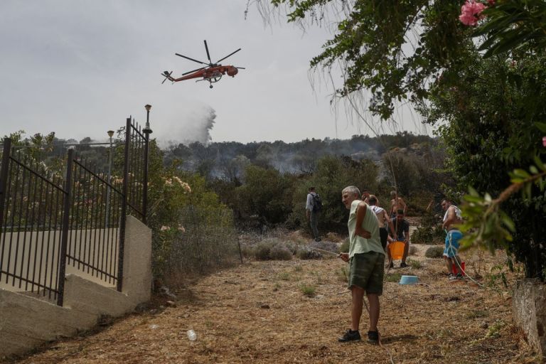 Φωτιά τώρα: Σε πλήρη έλεγχο η φωτιά στη Λούτσα – Παραμένουν δυνάμεις κατάσβεσης