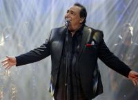 Βασίλης Καρράς: Σοκ σε συναυλία του έπαιζαν ξύλο και εκείνος φώναζε
