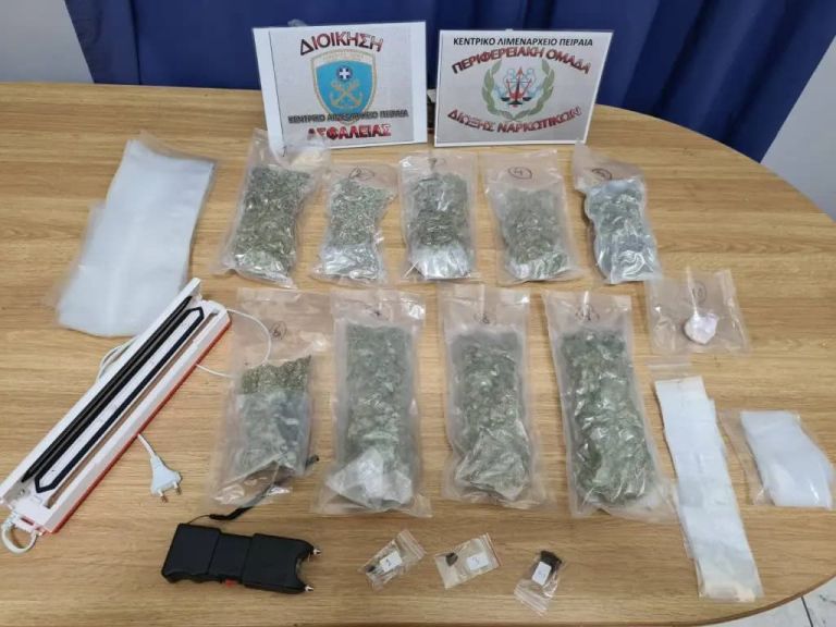 Πειραιάς: Τους «τσάκωσαν» με taser, σακουλάκια κάνναβης και κοκαΐνη [pic]