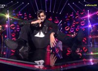 X-Factor: Διαγωνιζόμενος έμεινε με το μποξεράκι στη σκηνή