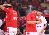 Ολυμπιακός – Παναθηναϊκός: Δακρυγόνα έξω από το ΣΕΦ καθυστέρησαν τον 1o τελικό της Basket League