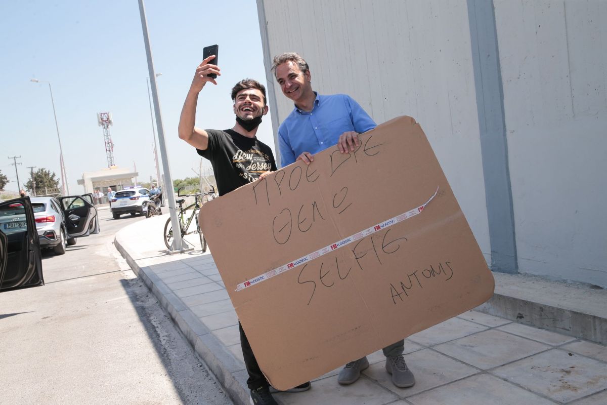 «Πρόεδρε θέλω Selfie»: Ζήτησε φωτογραφία από τον Μητσοτάκη κρατώντας πλακάτ