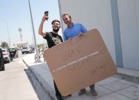 «Πρόεδρε θέλω Selfie»: Ζήτησε φωτογραφία από τον Μητσοτάκη κρατώντας πλακάτ