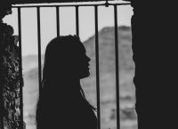 Σύγχρονο «Κωσταλέξι» στη Λάρισα: Κρατούσε την κόρη της στο σπίτι επί 42 χρόνια