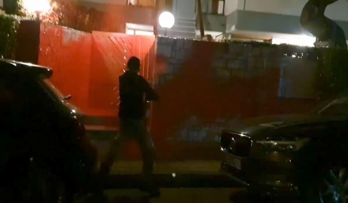 Ρουβίκωνας: Παρέμβαση στο σπίτι του διευθύνοντα συμβούλου της ΕΥΔΑΠ [vid]