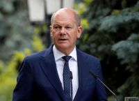 Σολτς: Δύο ακτιβίστριες γύμνωσαν τα στήθη τους ενώ φωτογραφίζονταν με τον καγκελάριο Σολτς: Δύο ακτιβίστριες γύμνωσαν τα στήθη τους ενώ φωτογραφίζονταν με τον καγκελάριο