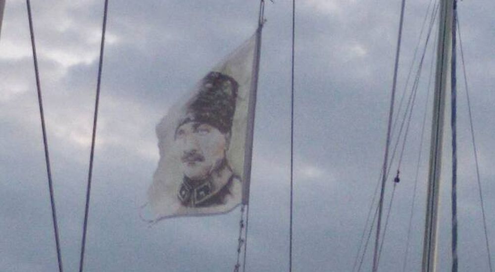 Μυτιλήνη: Τούρκικο σκάφος ύψωσε σημαία με τον Κεμάλ