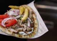 Μύκονος: Σουβλάκι από… χρυσάφι – Απλησίαστα τα καλαμαράκια Μύκονος: Σουβλάκι από… χρυσάφι – Απλησίαστα τα καλαμαράκια