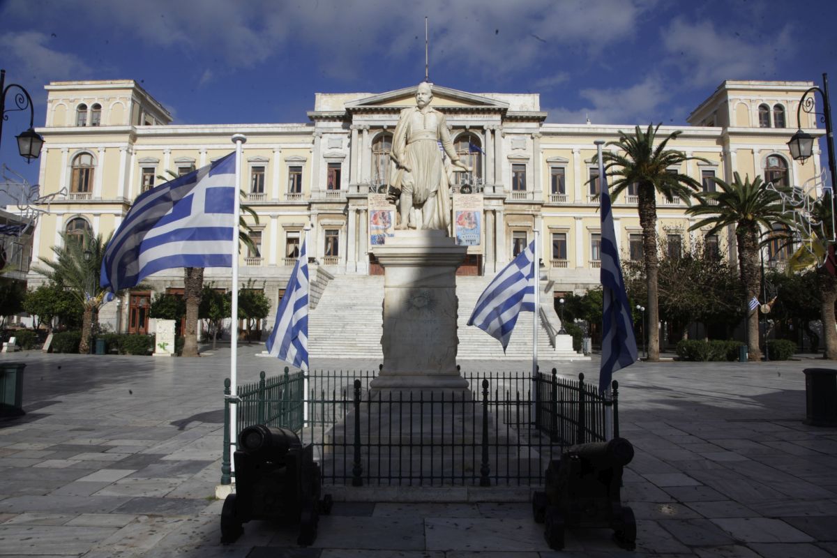 Σύρος: Τα διατηρητέα κτίρια στην Ερμούπολη εκπέμπουν… SOS
