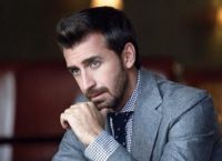 Θάνος Πετρέλης: «Μου έχει τύχει να με χουφτώσουν στη σκηνή»