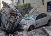 Ναύπλιο: Αυτοκίνητο γκρέμισε μάντρα και έπεσε πάνω σε παρκαρισμένα [pics]