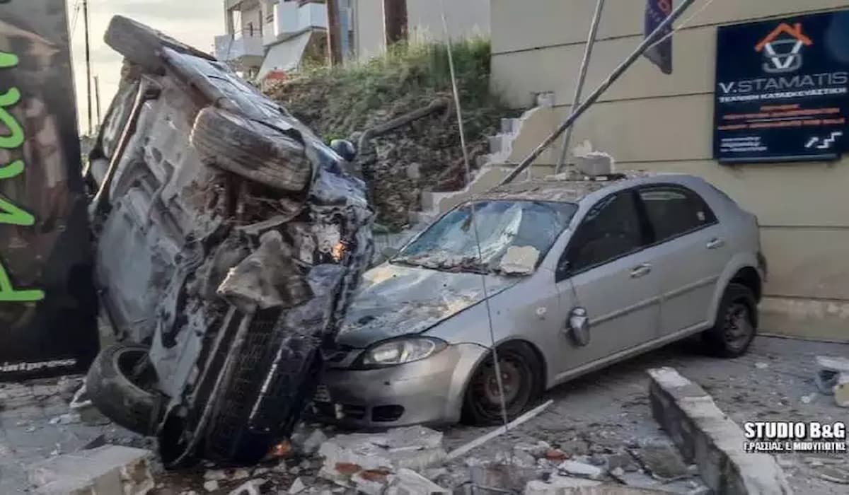 Ναύπλιο: Αυτοκίνητο γκρέμισε μάντρα και έπεσε πάνω σε παρκαρισμένα [pics]