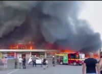Ουκρανία: Ρωσικοί πύραυλοι χτύπησαν εμπορικό κέντρο στο Κρεμεντσούκ