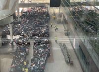 Βρετανία: Εκατοντάδες «ορφανές» αποσκευές στοιβαγμένες στον τερματικό σταθμό του Χίθροου [pic]