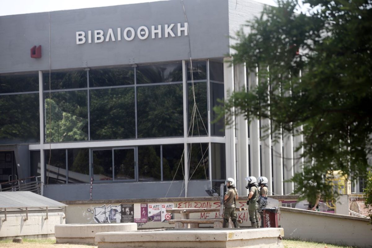 ΑΠΘ: Εισβολή φοιτητών στην Πρυτανεία  – Έντονοι διάλογοι πρύτανη και φοιτητών