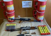 Κρήτη: Συνελήφθη άνδρας με μίνι οπλοστάσιo – «Έκρυβε» καλάσνικοφ και ναυτικές φωτοβολίδες στο σπίτι του Κρήτη: Συνελήφθη άνδρας με μίνι οπλοστάσιo – «Έκρυβε» καλάσνικοφ και ναυτικές φωτοβολίδες στο σπίτι του