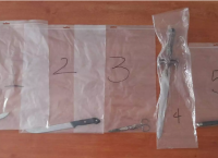 Καλλιθέα: Ξίφος, μαχαίρια, ψαλίδια είχε η 51χρονη που κατηγορείται για απόπειρα δολοφονίας του συντρόφου της