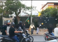 Μέλη του Ρουβίκωνα πέταξαν τρικάκια στο τουρκικό προξενείο στο Ψυχικό