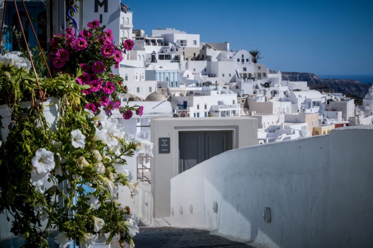 Τουρισμός – Ζαχαράκη: “Κερδίζουμε το στοίχημα για μια επιτυχημένη χρονιά που μπορεί να χτυπήσει ρεκόρ”
