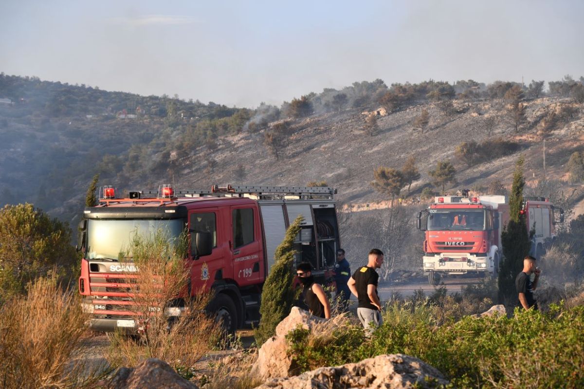 Φωτιά στη Βούλα: Τρεις πυροσβέστες τραυματίες