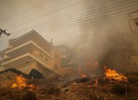 Φωτιά στη Γλυφάδα: Μάχη με τις φλόγες