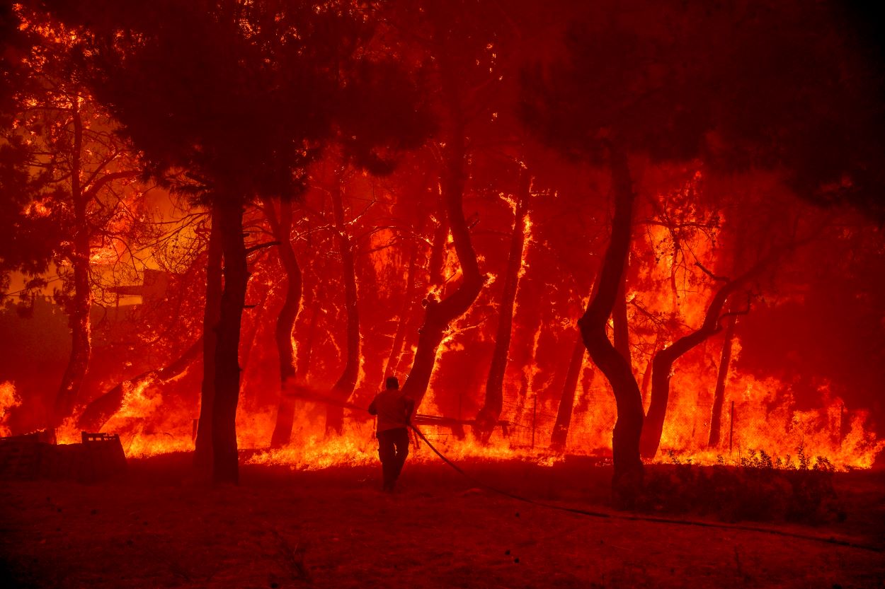 Η Ελλάδα στις φλόγες – Όλες οι εξελίξεις από τα πύρινα μέτωπα