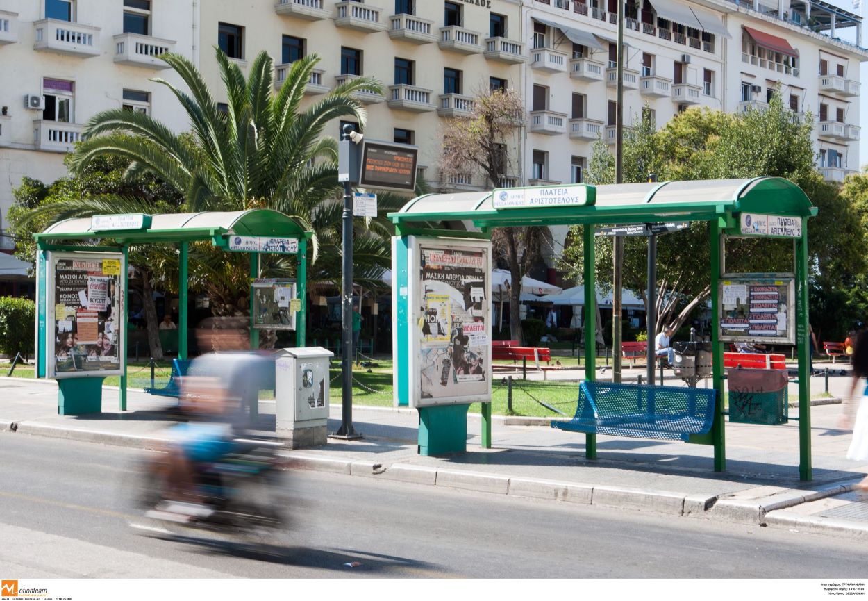 Θεσσαλονίκη: Όχημα έπεσε πάνω σε στάση λεωφορείων – Τρεις τραυματίες