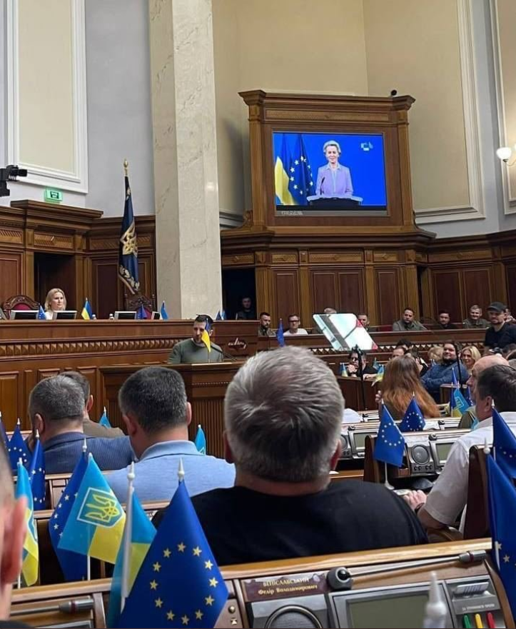 Ούρσουλα φον ντε Λάιεν σε Ουκρανία: Η ΕΕ μαζί σας στον «μακρύ δρόμο» προς την ένταξη