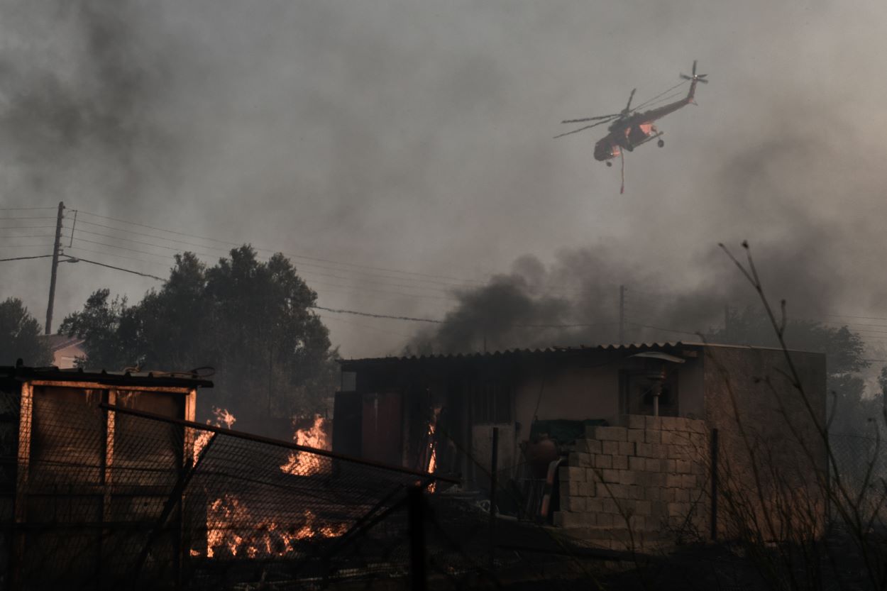 Φωτιά στην Πεντέλη: Στη μάχη με τις φλόγες 485 πυροσβέστες, 5 αεροσκάφη και τρία ελικόπτερα