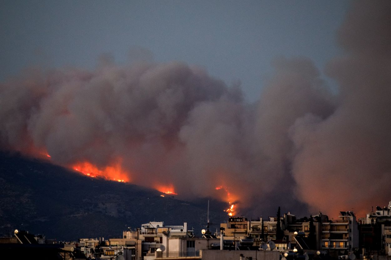Φωτιά στην Πεντέλη: Μαίνεται ανεξέλεγκτη – 600 απομακρύνσεις κατοίκων τη νύχτα
