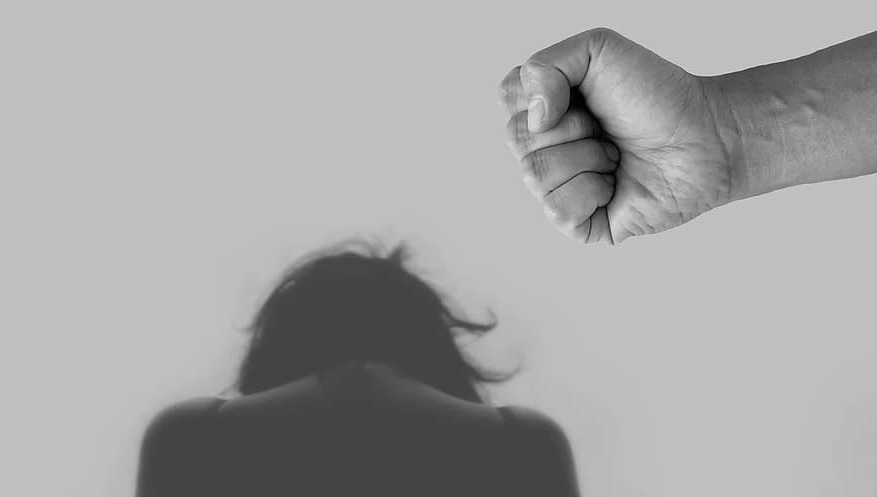 Κρήτη: «Νταής» χτύπησε την εν διαστάσει σύζυγό του μπροστά σε περαστικούς