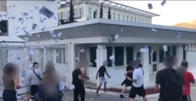 Ρουβίκωνας: «Παρέμβαση» στην πρεσβεία των ΗΠΑ για τις αμβλώσεις