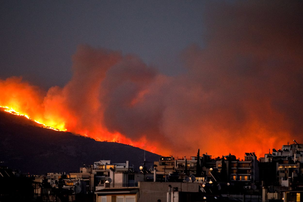 Φωτιά στην Πεντέλη: Κλειστοί δρόμοι – Μήνυμα του 112