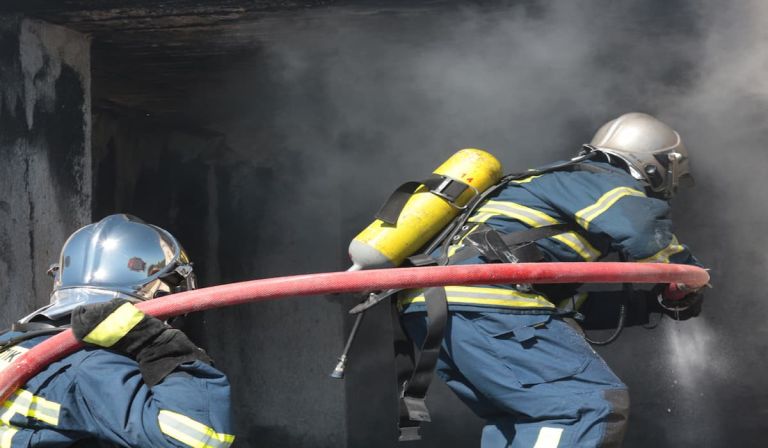 Πανικός στα Πατήσια: Ισχυρή έκρηξη σε ρολόγια της ΔΕΗ σε πολυκατοικία [vid]