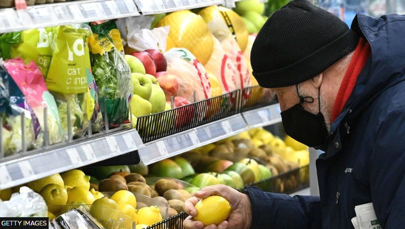 Ρωσία: Οι Ρώσοι αγοράζουν φθηνότερα είδη διατροφής καθώς μειώνονται τα εισοδήματα