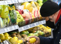 Ρωσία: Οι Ρώσοι αγοράζουν φθηνότερα είδη διατροφής καθώς μειώνονται τα εισοδήματα Ρωσία: Οι Ρώσοι αγοράζουν φθηνότερα είδη διατροφής καθώς μειώνονται τα εισοδήματα