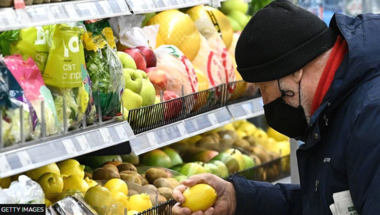 Ρωσία: Οι Ρώσοι αγοράζουν φθηνότερα είδη διατροφής καθώς μειώνονται τα εισοδήματα