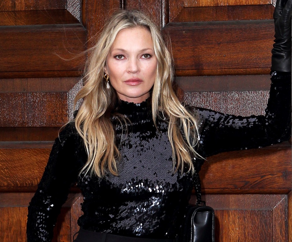 Kate Moss: Γυμνή σε λίμνη αναζητά την μαγεία της φύσης