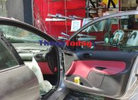 Θεσσαλονίκη: Όχημα «καρφώθηκε» σε βιτρίνα καταστήματος [pics]