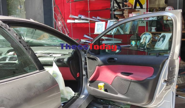 Θεσσαλονίκη: Όχημα «καρφώθηκε» σε βιτρίνα καταστήματος [pics]