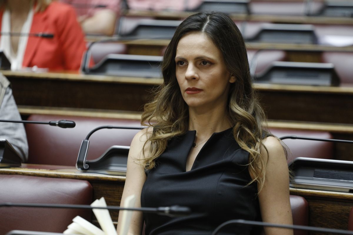 Αχτσιόγλου: Οι κυβερνητικοί πανηγυρισμοί προσκρούουν στην εξαντλημένη ανοχή της κοινωνίας