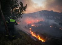 Φωτιά στην Πεντέλη: Στο 401 στρατιωτικό νοσοκομείο με αναπνευστικά προβλήματα πυροσβέστης