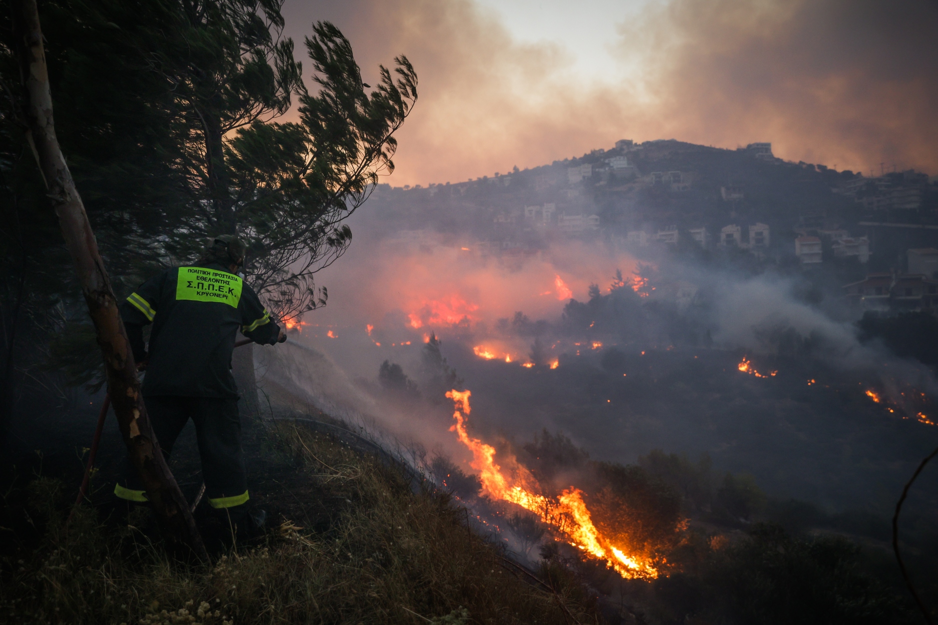 Φωτιά στην Πεντέλη: Στο 401 στρατιωτικό νοσοκομείο με αναπνευστικά προβλήματα πυροσβέστης